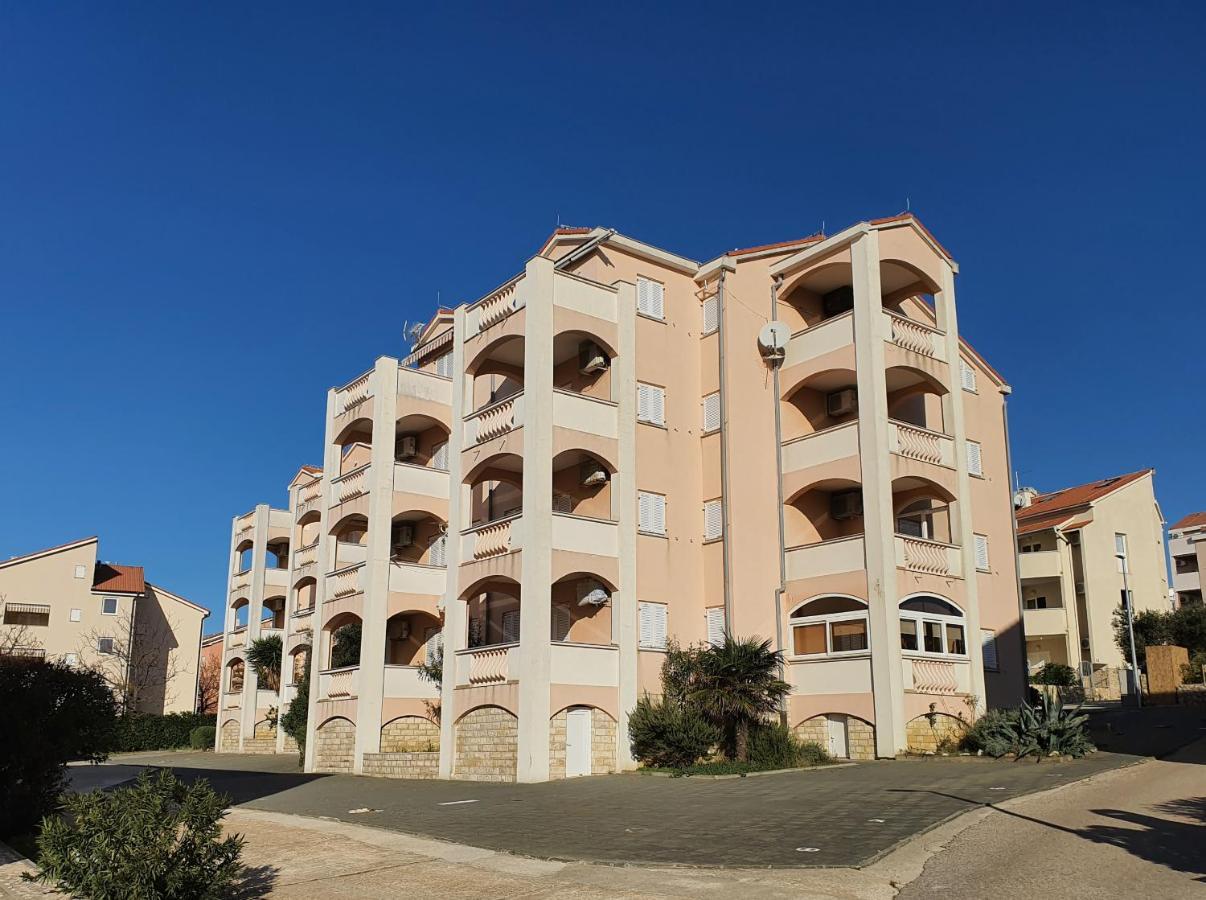 Apartments Coral Novalja Buitenkant foto